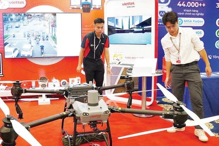 Thiết bị Drone cỡ lớn của Viettel Lạng Sơn ứng dụng trong nông nghiệp và hỗ trợ vận chuyển hàng hóa khi xảy ra thiên tai.