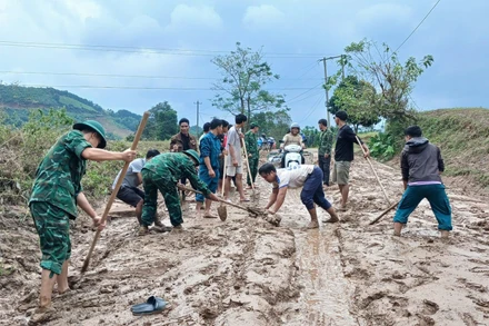 Đồn Biên phòng Ba Nang phối hợp với người dân dọn dẹp bùn đất tại các điểm sạt lở.