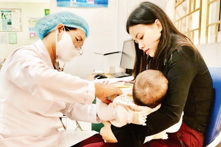 Tiêm vaccine phòng các bệnh truyền nhiễm cho trẻ em ở Hà Nội.