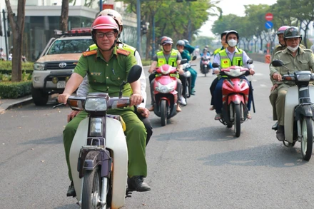 Lực lượng Công an tuần tra cùng các thành viên trong tổ phòng chống tội phạm trên địa bàn phường Vĩnh Hội. 