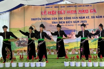 Phụ nữ dân tộc Cống bản Nậm Kè vui mừng trình diễn điệu múa truyền thống của dân tộc trong Lễ hội Tết hoa mào gà.