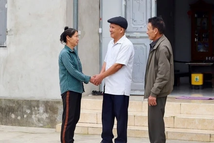 Ông Nguyễn Trọng Tơng ở thôn Thống Nhất, xã Lộc Hà tích cực vận động, hỗ trợ các gia đình khó khăn nỗ lực vươn lên, ổn định cuộc sống.