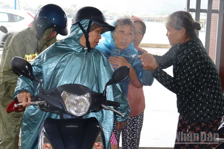 Lực lượng chức năng tỉnh Quảng Ngãi đưa người già yếu, đau ốm sơ tán tránh trú bão số 13.