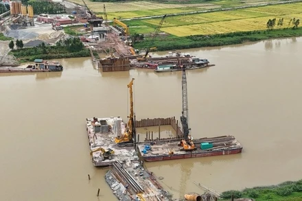 Thi công cầu đường sắt Cẩm Lý nối Bắc Ninh với Hải Phòng.