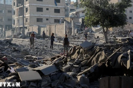 Toà nhà bị phá hủy trong xung đột tại phía tây thành phố Gaza. (Ảnh: THX/TTXVN)