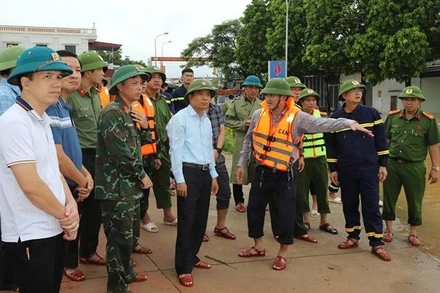 Lãnh đạo xã Kim Tân báo cáo tình hình ngập nước trên địa bàn.