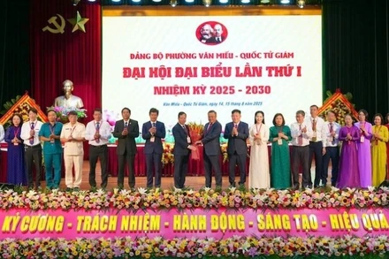 Chủ tịch Ủy ban nhân dân thành phố Hà Nội tặng hoa chúc mừng Ban Chấp hành Đảng bộ phường Văn Miếu-Quốc Tử Giám nhiệm kỳ 2025-2030.