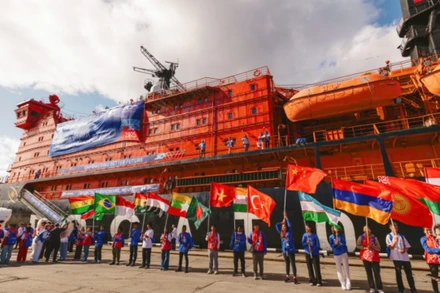 Cờ Tổ quốc tung bay trên hải trình “Phá băng tri thức” tới Bắc Cực.