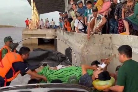 Thuyền viên kịp thời được cứu khi gặp tai nạn lao động trên biển. (Ảnh: HOÀNG TRUNG)