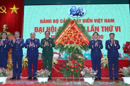 Thượng tướng Võ Minh Lương trao lẵng hoa của Thường vụ Quân ủy Trung ương chúc mừng Đại hội đại biểu Đảng bộ Cảnh sát biển Việt Nam lần thứ 6, nhiệm kỳ 2025-2030. 