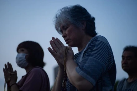 Người dân tưởng niệm các nạn nhân vụ ném bom nguyên tử tại Công viên Tưởng niệm Hòa bình Hiroshima, thành phố Hiroshima (Nhật Bản) ngày 6/8/2024. (Ảnh: THX)