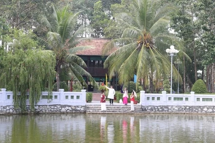 Khuôn viên Đền thờ Bác Hồ bình yên với rất nhiều cây xanh.