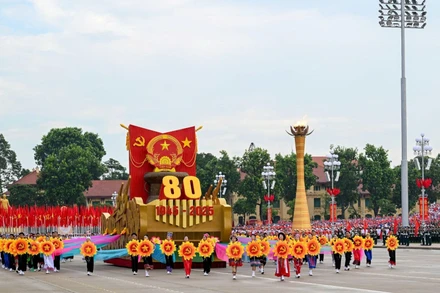 Xe mô hình Quốc huy nước Cộng hòa xã hội chủ nghĩa Việt Nam diễu hành qua lễ đài. (Ảnh: DUY LINH)