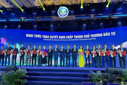 Ông Trần Ngọc Nguyên, Chủ tịch Hội đồng quản trị PVCFC nhận quyết định chủ trương đầu tư tại hội nghị.