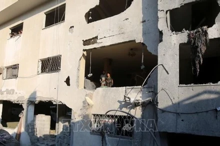 Tòa nhà bị phá hủy sau vụ không kích của Israel xuống khu vực Tel al-Hawa, thành phố Gaza, ngày 23/7/2025. (Ảnh: THX/TTXVN)