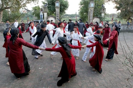 Biểu diễn hát xoan tại Đình Hùng Lô, tỉnh Phú Thọ. (Ảnh: CÔNG ĐẠI)