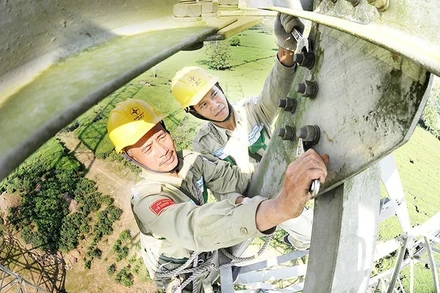 Công nhân Công ty Truyền tải điện Tây Bắc kiểm tra, sửa chữa đường dây 500kV Sơn La-Hiệp Hòa (Phú Thọ). (Ảnh minh họa: ĐỨC ANH)