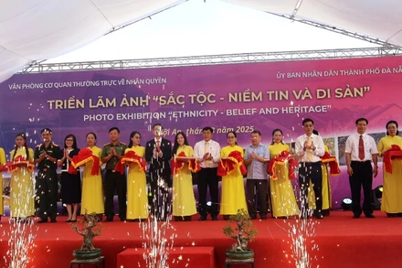 Các đại biểu cắt băng khai mạc triển lãm. (Ảnh: BTC)