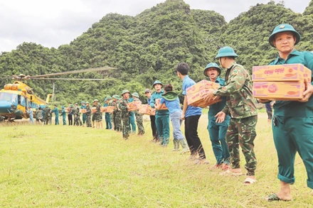 Máy bay trực thăng Mi 171 của Quân chủng Phòng không Không quân mang theo hàng cứu trợ đến với Tương Dương (Nghệ An).