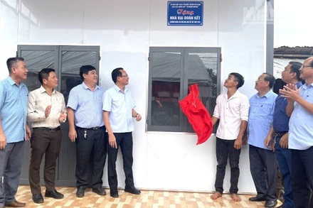 Người dân sống trong vùng đất quy hoạch mở bau-xít vui mừng đón nhà mới.