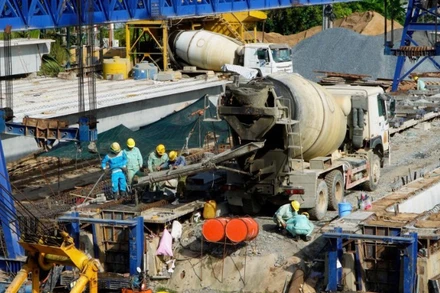 Thi công cầu trên tuyến đường cao tốc Châu Đốc-Cần Thơ-Sóc Trăng trên địa bàn Cần Thơ.