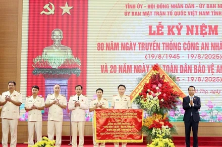 Bí thư Tỉnh ủy Phú Thọ Đặng Xuân Phong tặng hoa chúc mừng Công an tỉnh Phú Thọ nhân Kỷ niệm 80 năm Ngày truyền thống Công an nhân dân.