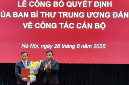 Đồng chí Nguyễn Xuân Thắng trao quyết định của Ban Bí thư, chúc mừng đồng chí Nguyễn Mạnh Hùng.