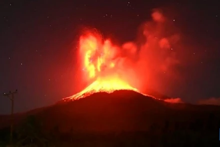 Núi lửa Lewotobi Laki-laki (Indonesia) phun trào ngày 1/8/2025. (Ảnh: THX)