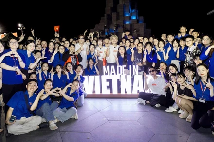 Đoàn viên, thanh niên và các nghệ sĩ góp mặt trong "Chuyến xe Tự hào Việt Nam".