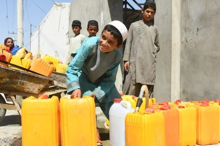 Trẻ em Afghanistan lấy nước sạch từ vòi nước công cộng ở tỉnh Kandahar, Afghanistan, ngày 12/7/2023. (Ảnh: Arghand/Xinhua)