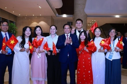 Cộng đồng người Việt Nam tại Thiên Tân đón Thủ tướng Phạm Minh Chính sang tham dự Hội nghị Thượng đỉnh Tổ chức Hợp tác Thượng Hải (SCO) 2025. (Ảnh: Dương Giang/TTXVN)