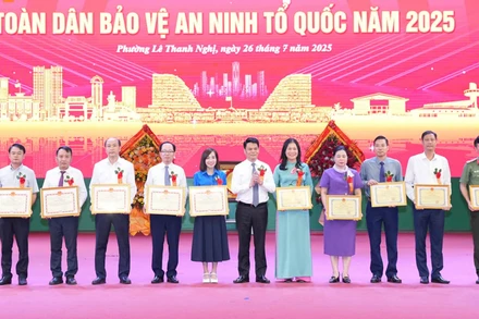 Khen thưởng các tập thể, cá nhân có thành tích tiêu biểu trong phong trào toàn dân bảo vệ an ninh Tổ quốc và Ngày hội toàn dân bảo vệ an ninh Tổ quốc năm 2025 tại phường Lê Thanh Nghị (Hải Phòng).
