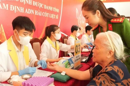 Cục Cảnh sát Quản lý hành chính về trật tự xã hội phối hợp Công an tỉnh Lâm Đồng tổ chức thu nhận mẫu ADN cho thân nhân liệt sĩ chưa xác định được danh tính trên địa bàn. (Ảnh: QUỲNH HƯƠNG)