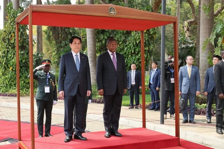 Chủ tịch nước Lương Cường và Tổng thống Angola João Manuel Gonçalves Lourenço nghe quân nhạc cử Quốc thiều hai nước.