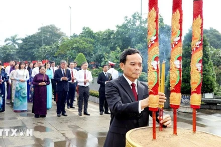 Bí thư Thành ủy Thành phố Hồ Chí Minh Trần Lưu Quang dâng hương tại Nghĩa trang Thành phố Hồ Chí Minh (Lạc Cảnh). (Ảnh: Thanh Vũ/TTXVN)