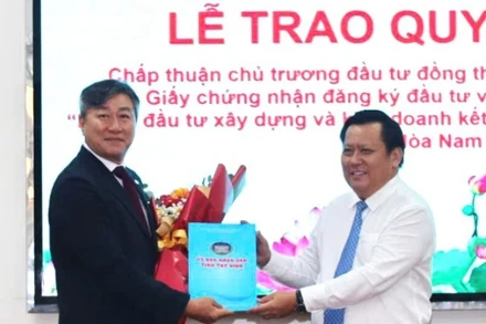 Phó Chủ tịch Ủy ban nhân dân tỉnh Tây Ninh Huỳnh Văn Sơn trao Quyết định chấp thuận chủ trương đầu Công ty trách nhiệm hữu hạn Hoàn Cầu Long An.