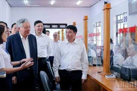 Phó Thủ tướng Nguyễn Hòa Bình cùng lãnh đạo tỉnh Lâm Đồng thực tế hoạt động tại Trung tâm Phục vụ hành chính công xã Đức Trọng, ngày 30/6/2025. (Ảnh VĂN BẢO)