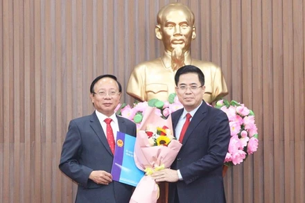 Chủ tịch Ủy ban nhân dân tỉnh Quảng Ngãi Nguyễn Hoàng Giang trao quyết định và tặng hoa chúc mừng đồng chí Lương Kim Sơn giữ chức Trưởng Ban Quản lý Khu kinh tế Dung Quất và các khu công nghiệp Quảng Ngãi.