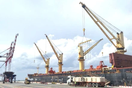 Cảng quốc tế Long An, tỉnh Tây Ninh đang bốc dỡ hàng hóa nhập khẩu từ tàu có trọng tải lớn cập cảng. 