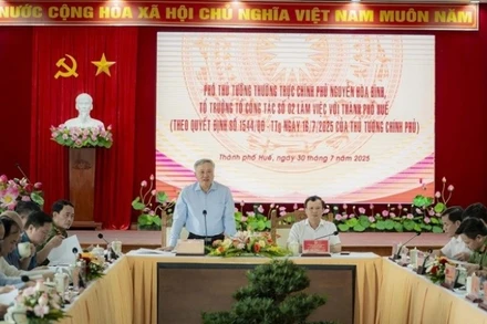 Phó Thủ tướng Thường trực Chính phủ Nguyễn Hòa Bình dẫn đầu Đoàn công tác của Chính phủ làm việc với Ban Thường vụ Thành ủy Huế.