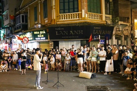 Hoạt động văn hóa, văn nghệ tại không gian phố đi bộ hồ Hoàn Kiếm. (Ảnh: NHẬT QUANG)