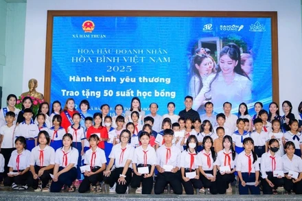 50 suất học bổng đã được Ban tổ chức và lãnh đạo xã Hàm Thuận trao tận tay 50 em học sinh có hoàn cảnh khó khăn, vươn lên học giỏi.