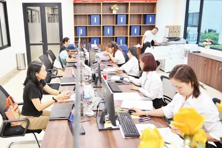 Cán bộ, công chức Điểm phục vụ hành chính công phường Đống Đa (thành phố Hà Nội) hướng dẫn người dân làm thủ tục hành chính. (Ảnh: THẾ ĐẠI)