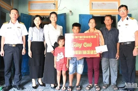 Đoàn công tác Lữ đoàn 680, Vùng 3 Hải quân đến thăm, tặng quà con ngư dân tại Quảng Ngãi.(Ảnh: Vùng 3 Hải quân cung cấp)