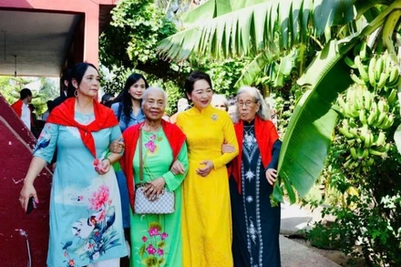 Phu nhân Nguyễn Thị Thanh Nga cùng các đại biểu đến thăm nhà của bà con tại Làng Việt Nam.