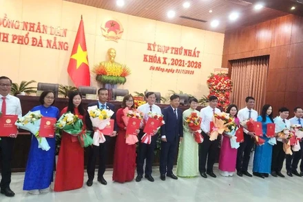 Lãnh đạo thành phố tặng hoa chúc mừng Chủ tịch và các Phó Chủ tịch Hội đồng nhân dân thành phố Đà Nẵng (khóa X). (Ảnh: ĐÌNH TĂNG)