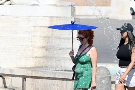 Nắng nóng bao trùm thủ đô Rome của Italia, ngày 26/6/2025. (Ảnh: THX/TTXVN)