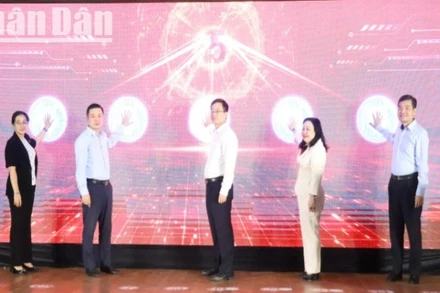 Lãnh đạo tỉnh Đắk Lắk ấn nút khởi động bốn nền tảng số phục vụ chính quyền địa phương 2 cấp.