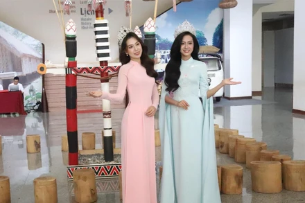 Hoa hậu Việt Nam năm 2024 Hà Trúc Linh (bên phải) và Hoa hậu Đại sứ du lịch Việt Nam năm 2024 Đinh Thị Hoa.
