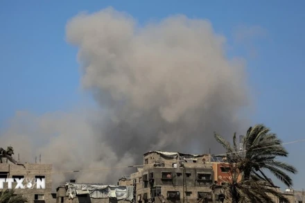 Khói bốc lên từ khu vực al-Tuffah, phía đông thành phố Gaza sau cuộc không kích của Israel ngày 29/6/2025. (Ảnh: THX/TTXVN)
